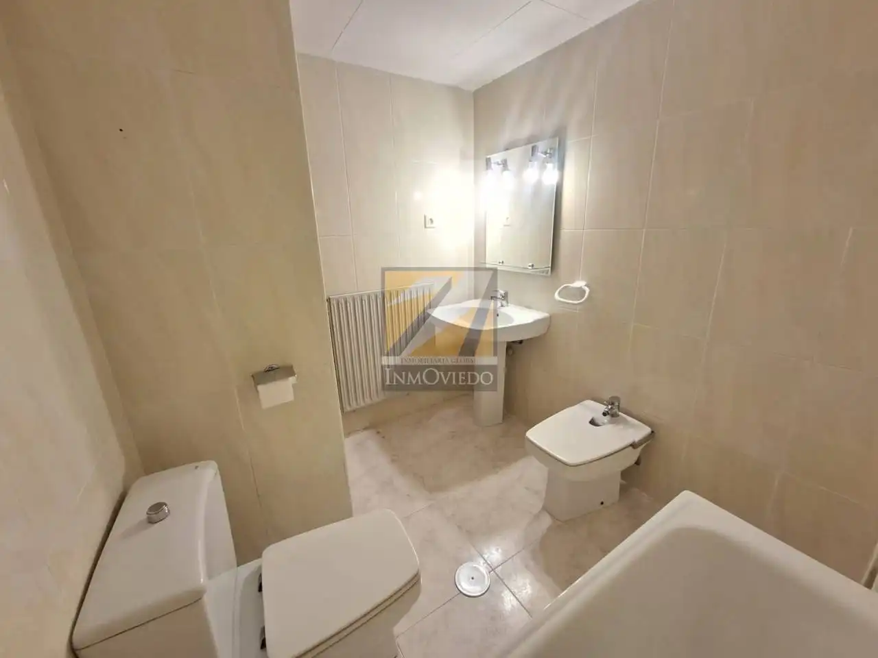 Baño de Piso en venta en Oviedo  con Calefacción y Terraza
