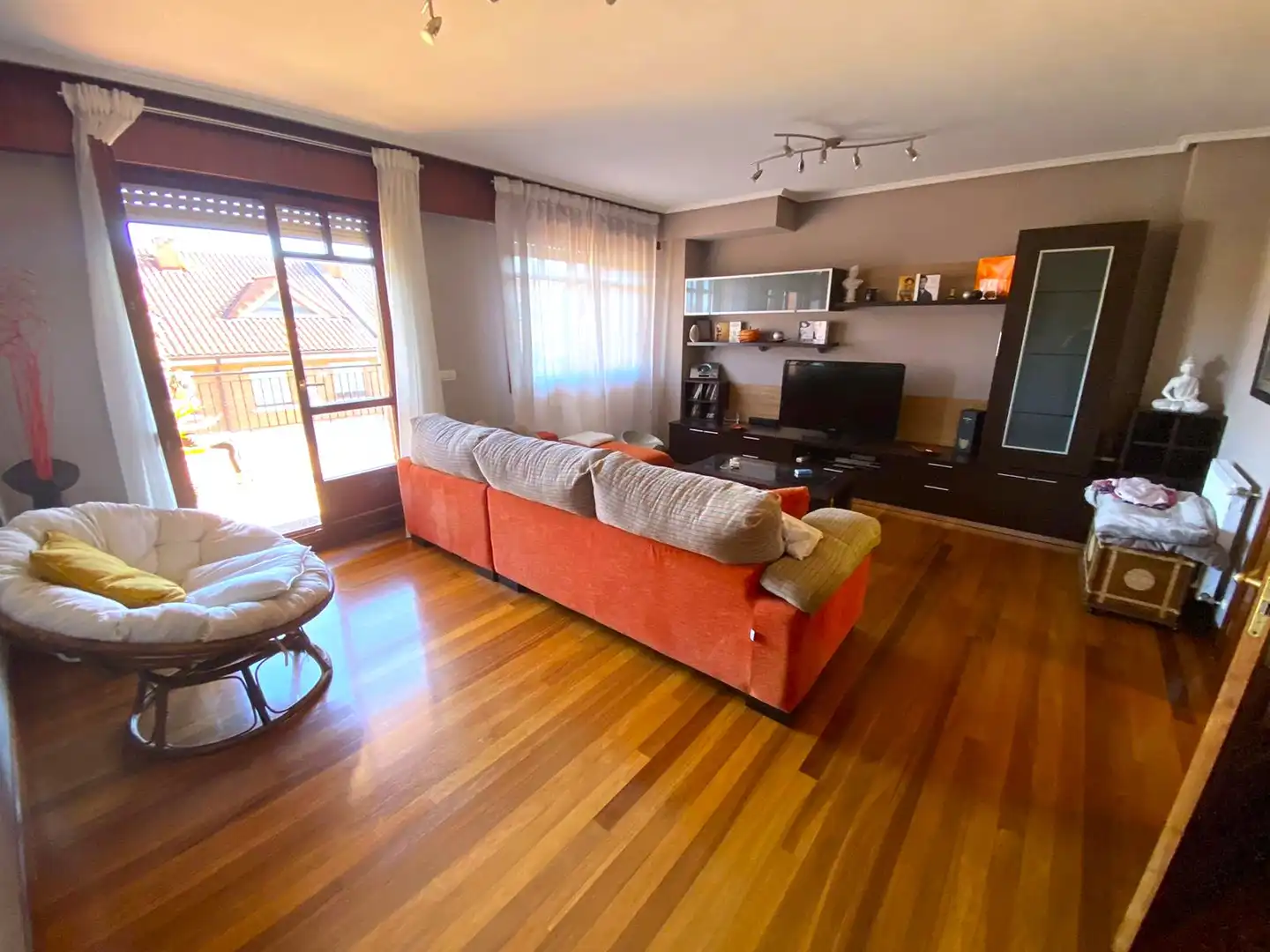Sala d'estar de Casa adosada en venda en Castro-Urdiales amb Calefacció, Parquet i Terrassa