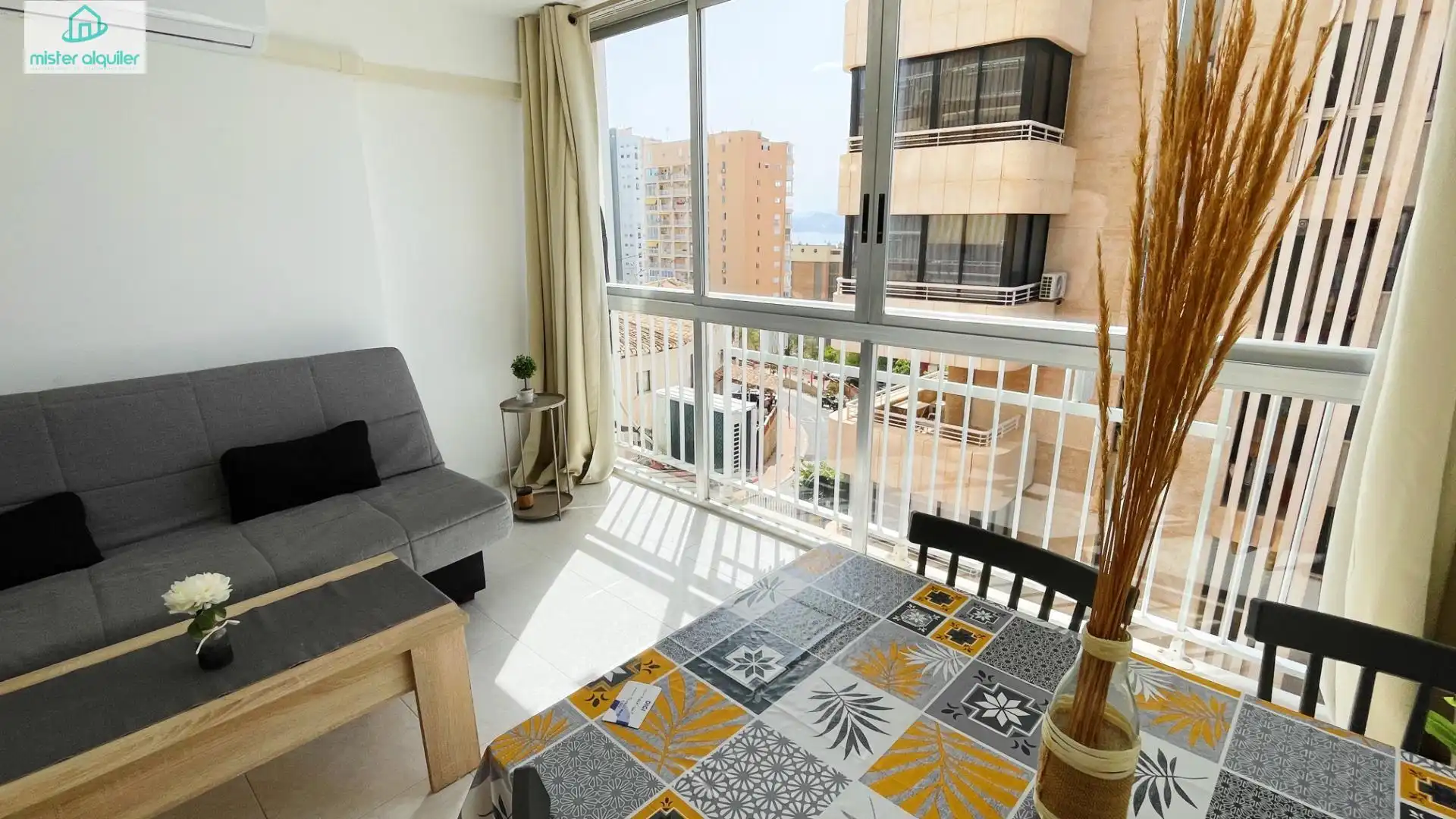 Terraza de Apartamento de alquiler en Benidorm con Aire acondicionado, Calefacción y Amueblado