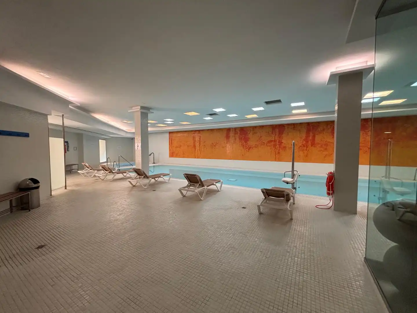 Schwimmbecken von Wohnung zum Verkauf in Sotogrande mit Klimaanlage, Heizung und Privatgarten