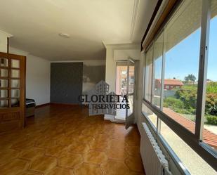 Sala d'estar de Casa o xalet en venda en Poio amb Terrassa i Balcó