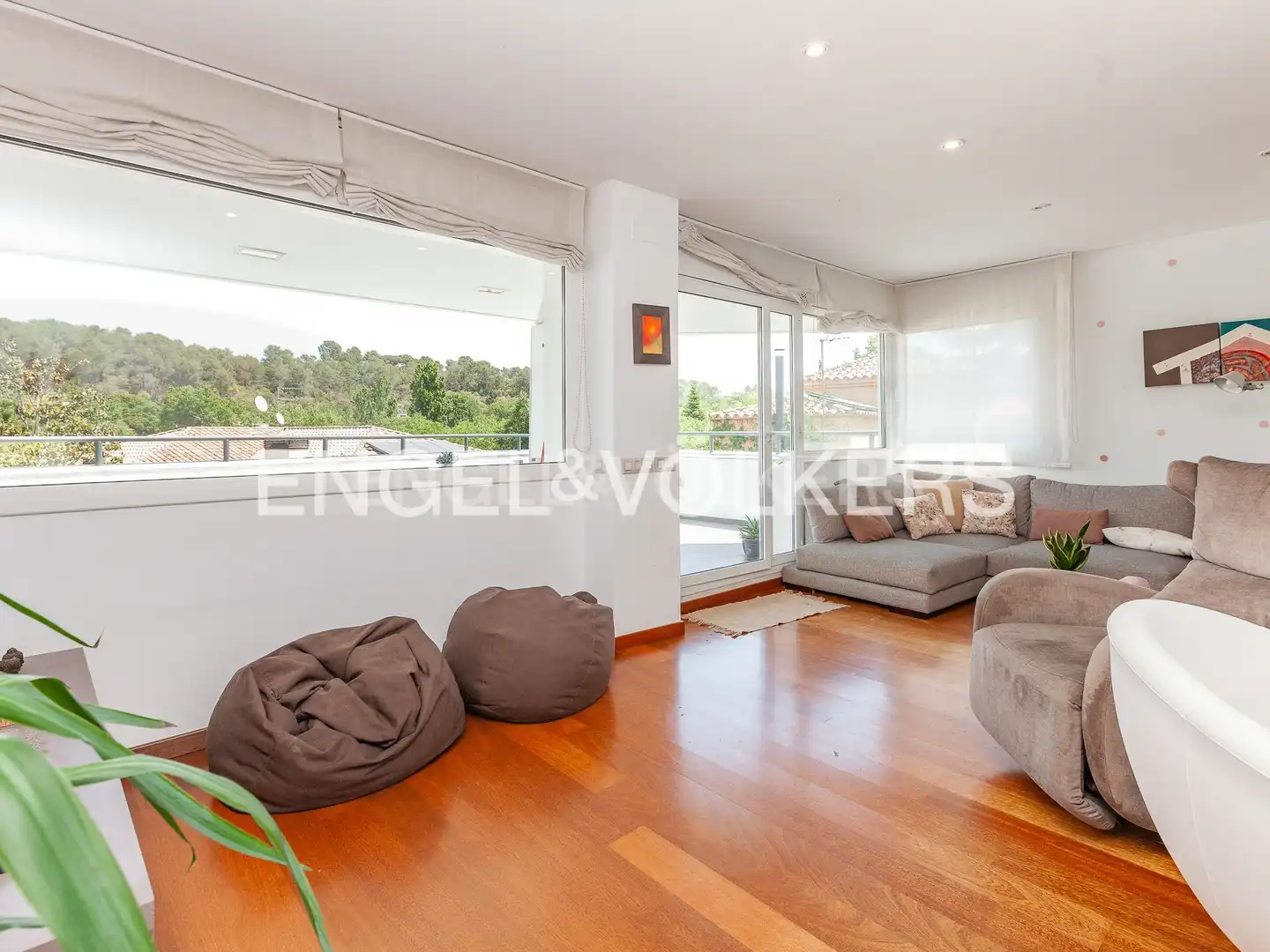 Living room of Houses for sale in Sant Cugat del Vallès  with Air Conditioner, Heating and Private garden