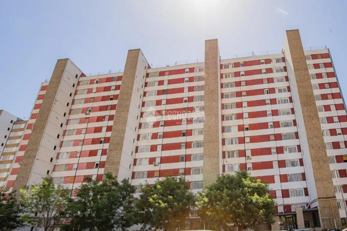 Vista exterior de Pis en venda en L'Hospitalet de Llobregat amb Balcó
