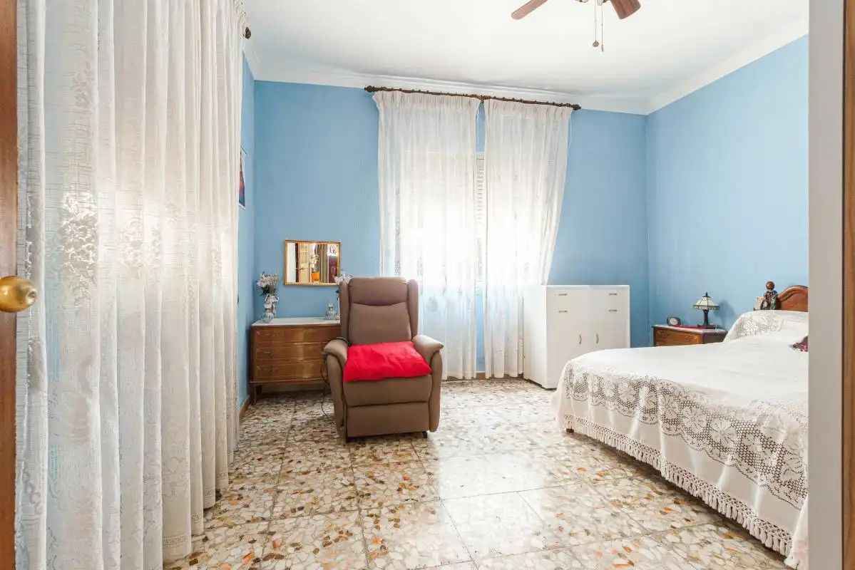 Dormitori de Casa adosada en venda en Sevilla amb Aire condicionat, Calefacció i Jardí privat