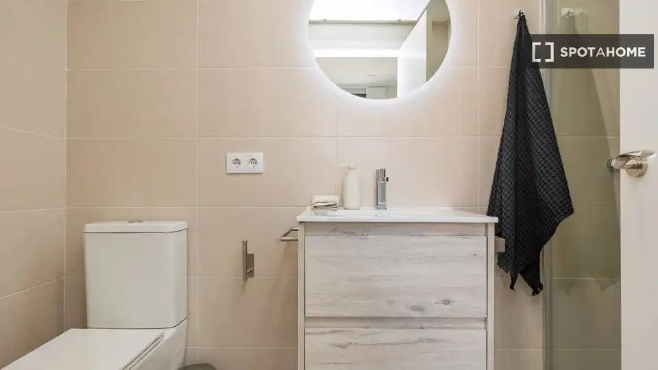 Bathroom of Flat for rent in Valencia  with Air Conditioner, Heating and Furnished