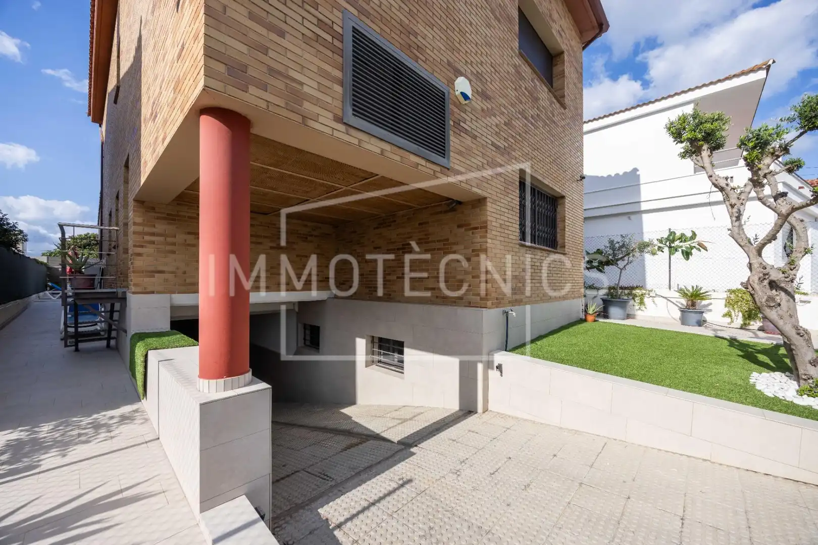 Vista exterior de Casa o xalet en venda en Pineda de Mar amb Aire condicionat, Calefacció i Jardí privat