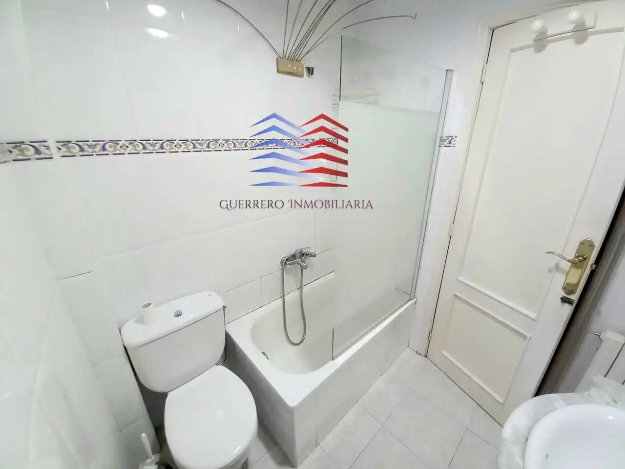 Bany de Apartament de lloguer en Ourense Capital  amb Calefacció, Terrassa i Traster