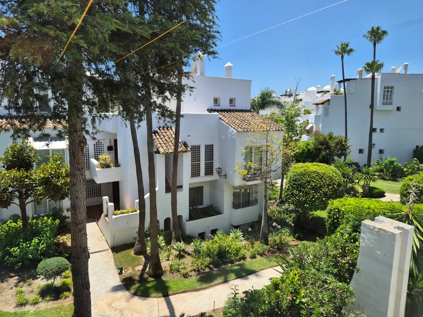 Vista exterior de Local de lloguer en Marbella amb Aire condicionat, Calefacció i Moblat