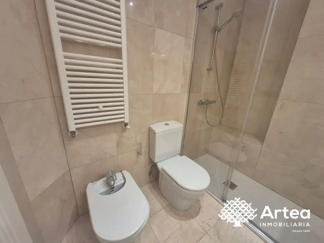 Baño de Ático de alquiler en Bilbao  con Calefacción, Terraza y Horno