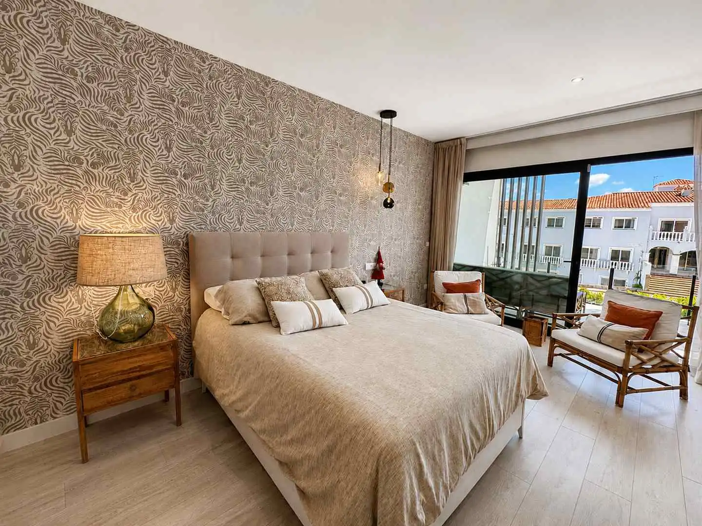 Dormitori de Casa adosada en venda en Sotogrande amb Aire condicionat, Calefacció i Jardí privat
