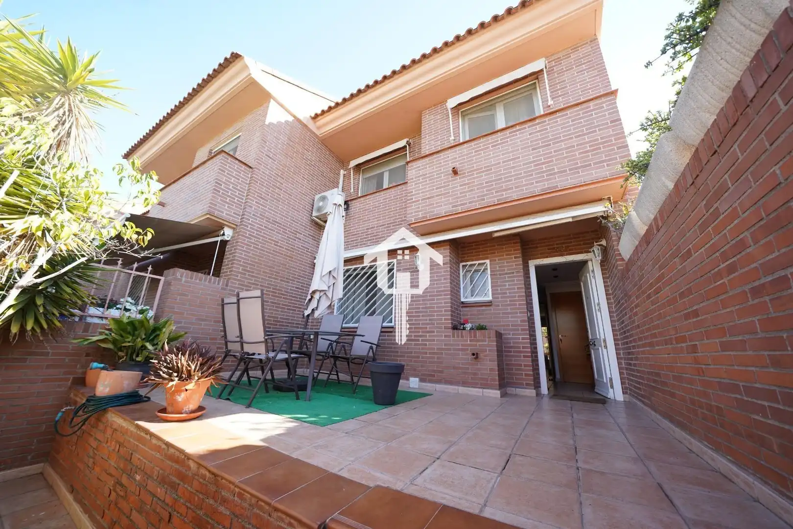 Vista exterior de Casa adosada en venda en Alicante / Alacant amb Aire condicionat, Calefacció i Jardí privat