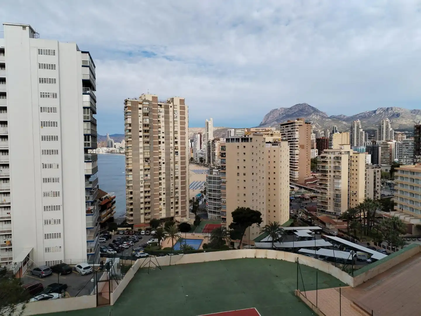 Vista exterior de Estudi en venda en Benidorm amb Aire condicionat, Moblat i Piscina comunitària