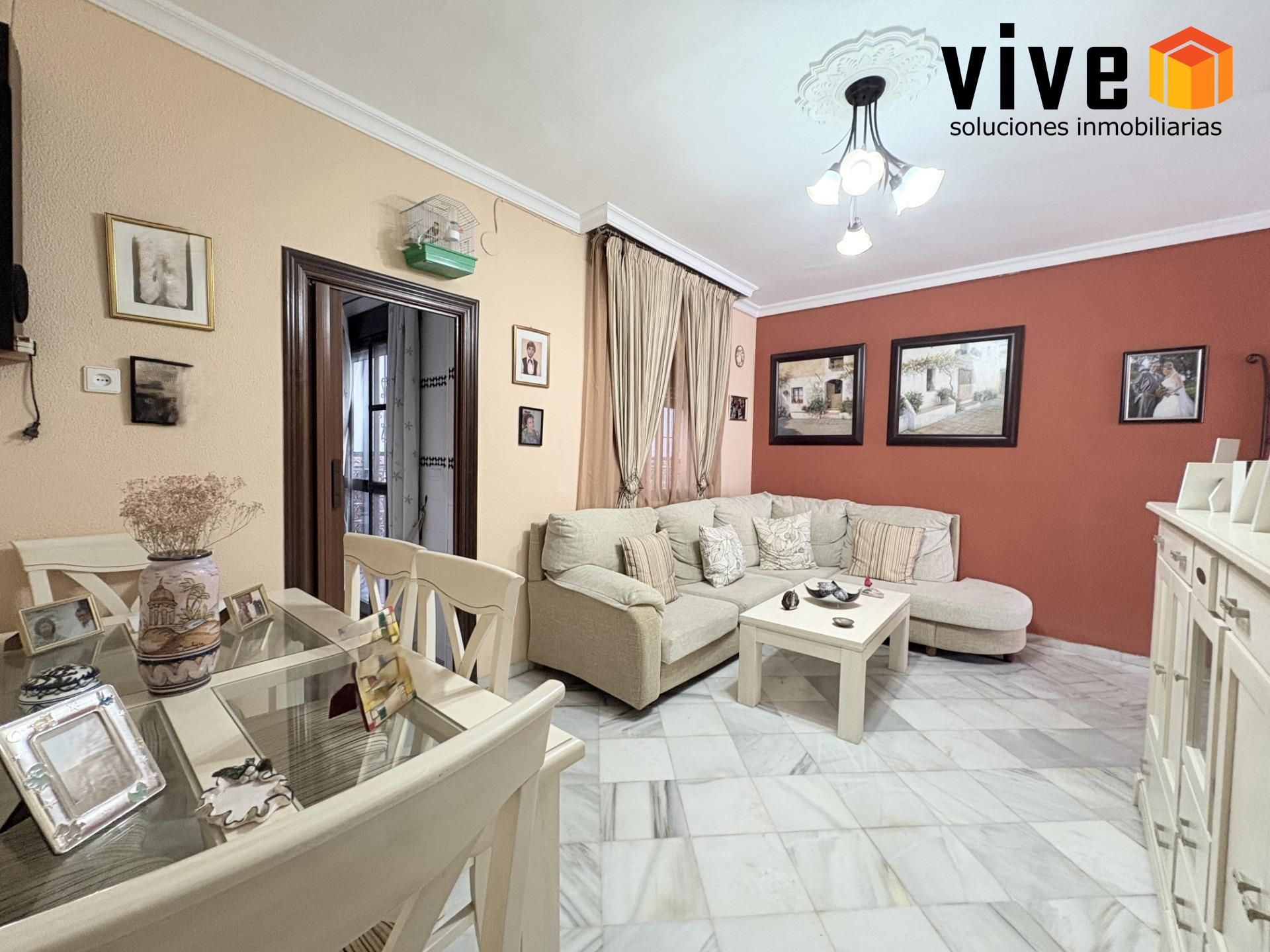 Sala d'estar de Casa adosada en venda en La Puebla del Río amb Traster i Balcó