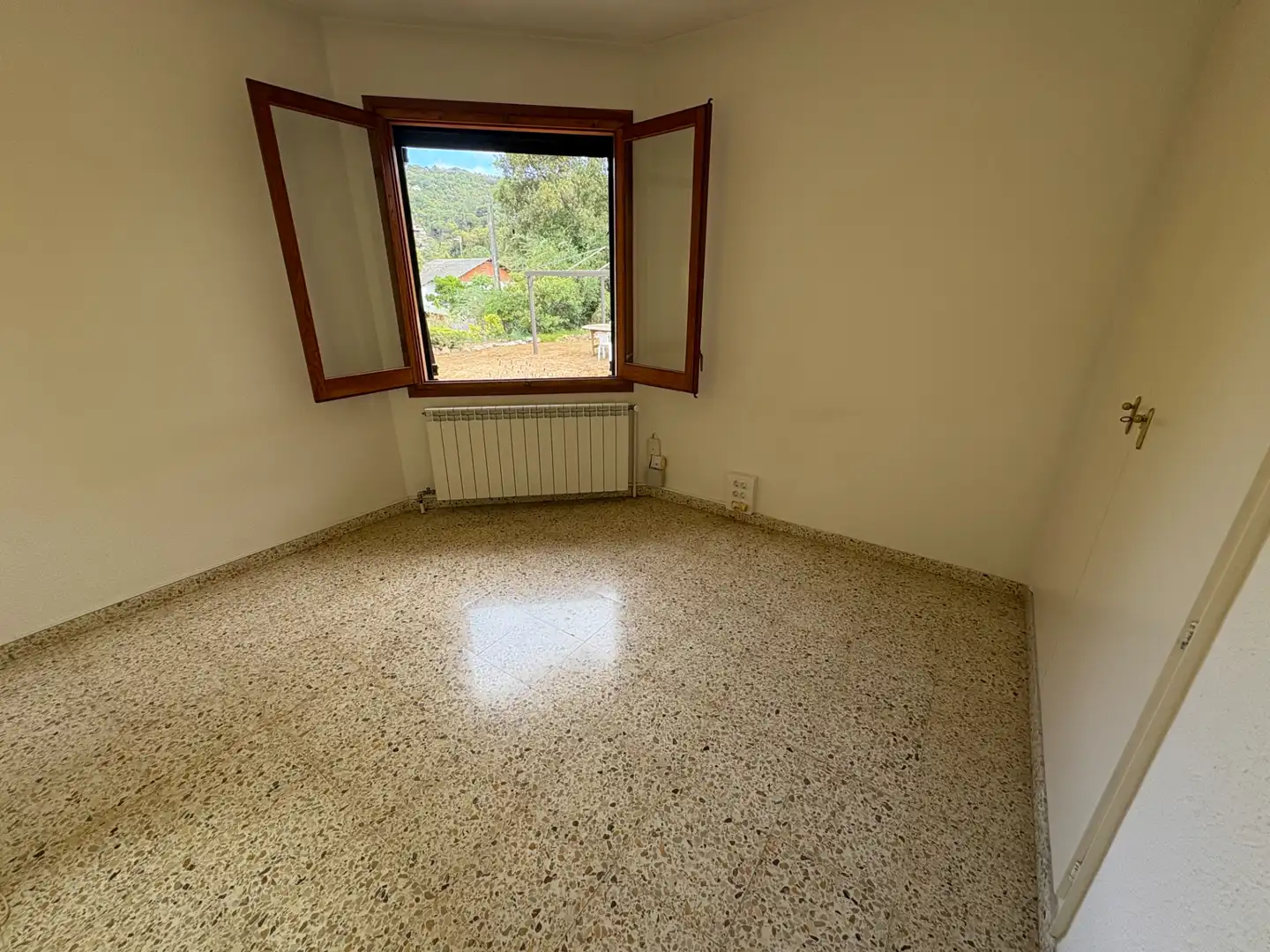 Schlafzimmer von Haus oder Chalet zum Verkauf in Vallgorguina mit Heizung und Privatgarten
