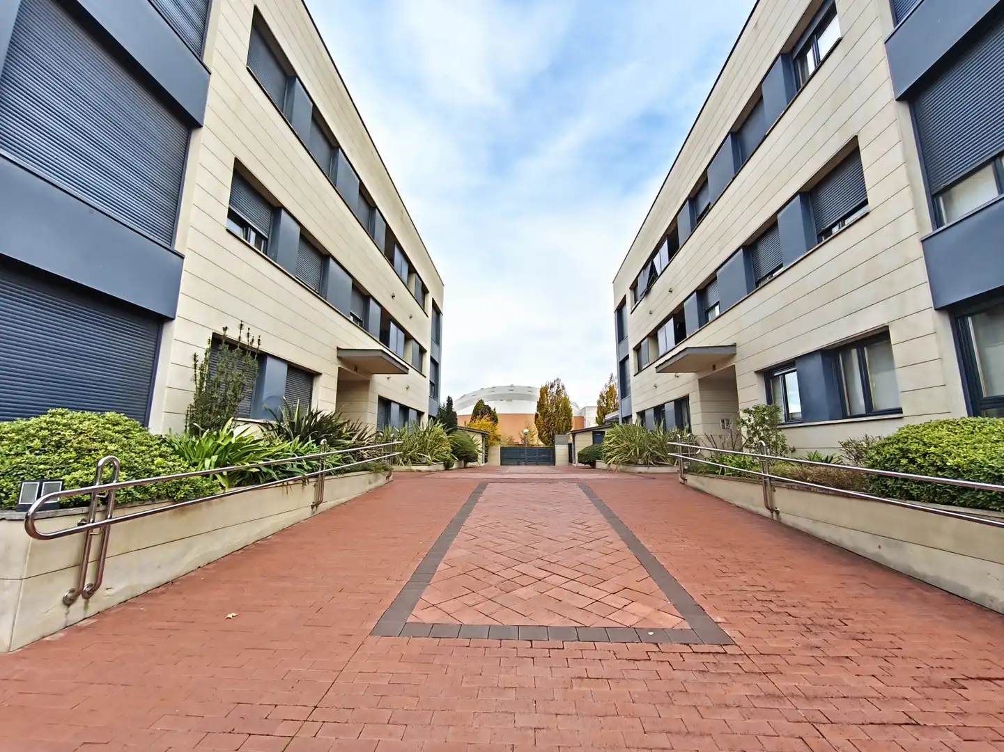 Vista exterior de Piso en venta en  Logroño con Aire acondicionado, Calefacción y Jardín privado