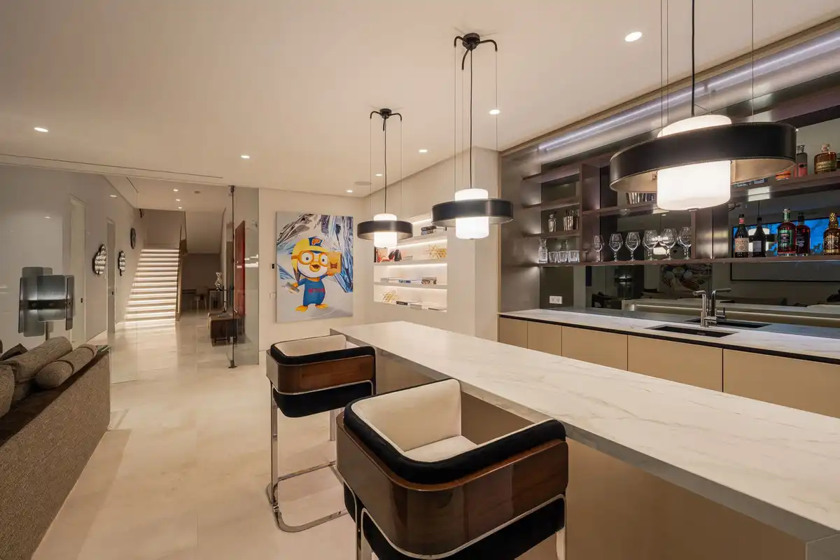 Cuina de Casa o xalet en venda en Marbella amb Aire condicionat, Jardí privat i Terrassa