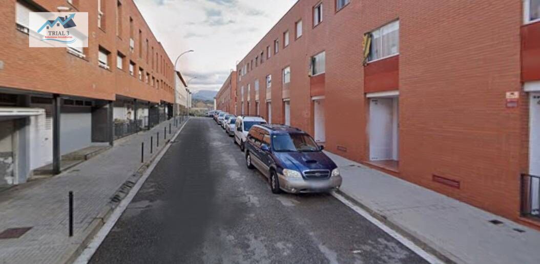 Vista exterior de Casa adosada en venda en Terrassa amb Terrassa i Balcó