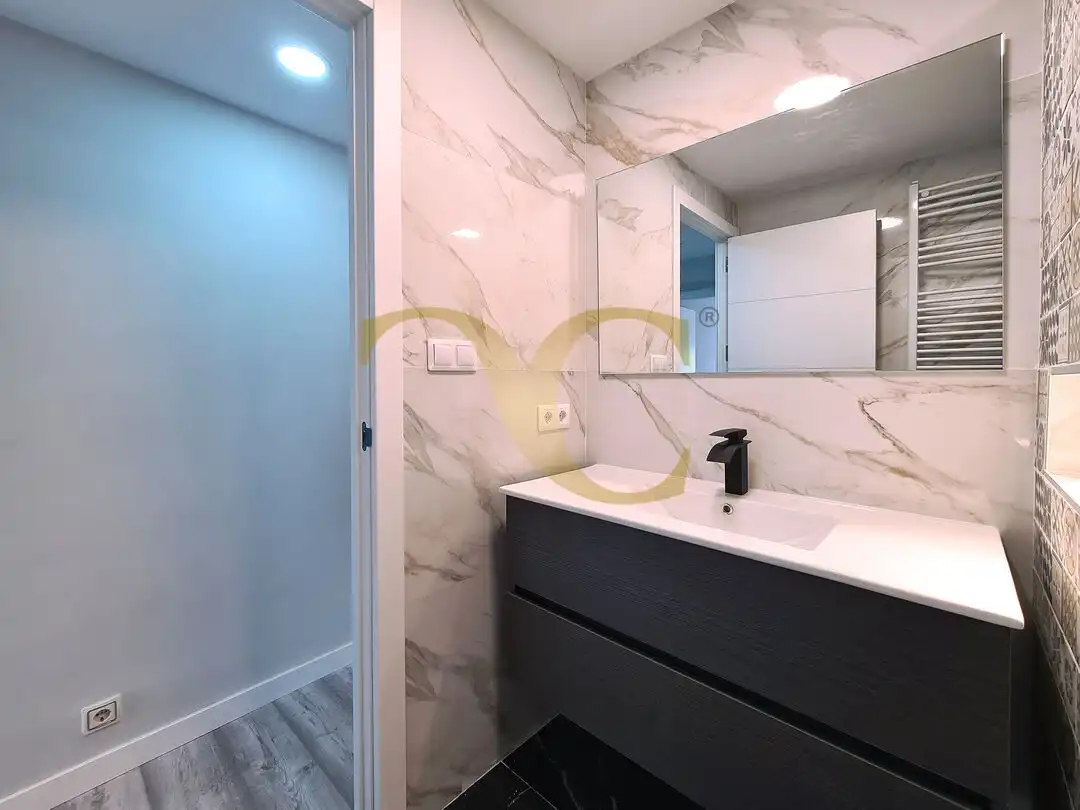 Baño de Piso en venta en Oviedo  con Calefacción y Amueblado