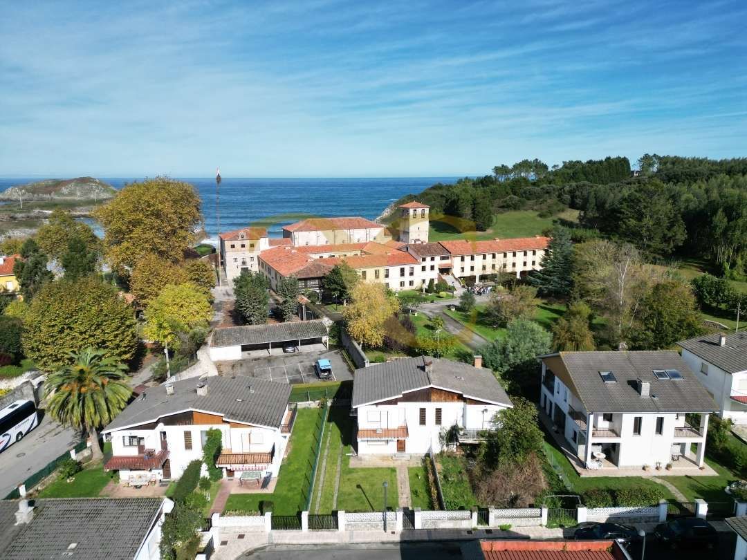 Vista exterior de Casa o xalet en venda en Llanes amb Calefacció, Jardí privat i Terrassa