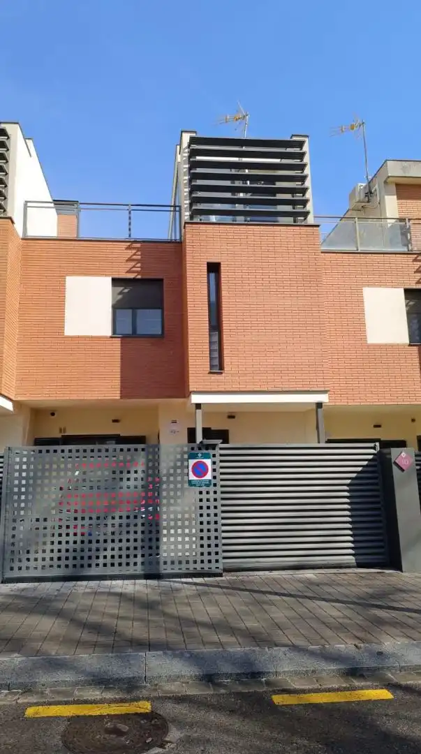 Vista exterior de Casa adosada en venda en Reus amb Calefacció i Jardí privat
