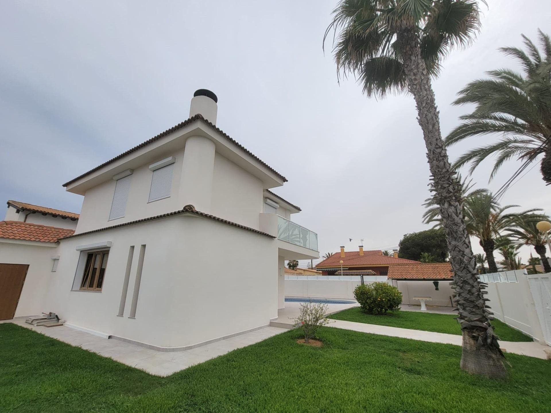 Vista exterior de Casa o xalet en venda en Orihuela amb Aire condicionat i Piscina