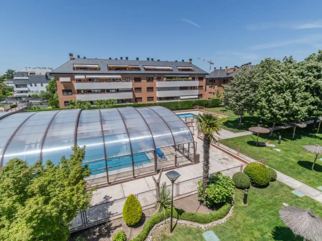 Piscina de Dúplex de alquiler en Majadahonda con Jardín privado, Terraza y Piscina