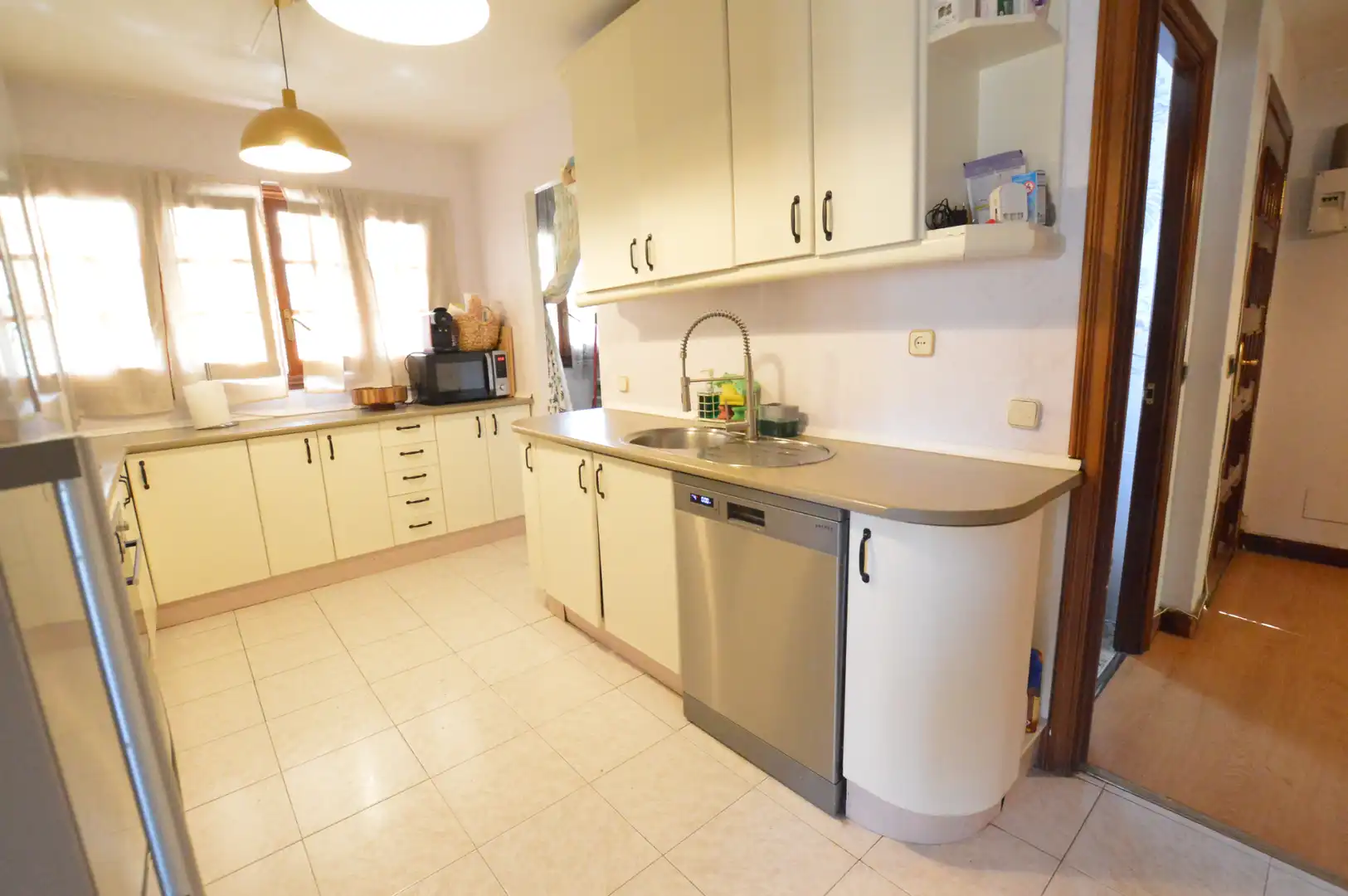 Cocina de Casa adosada en venta en Pozuelo de Alarcón con Aire acondicionado, Calefacción y Jardín privado