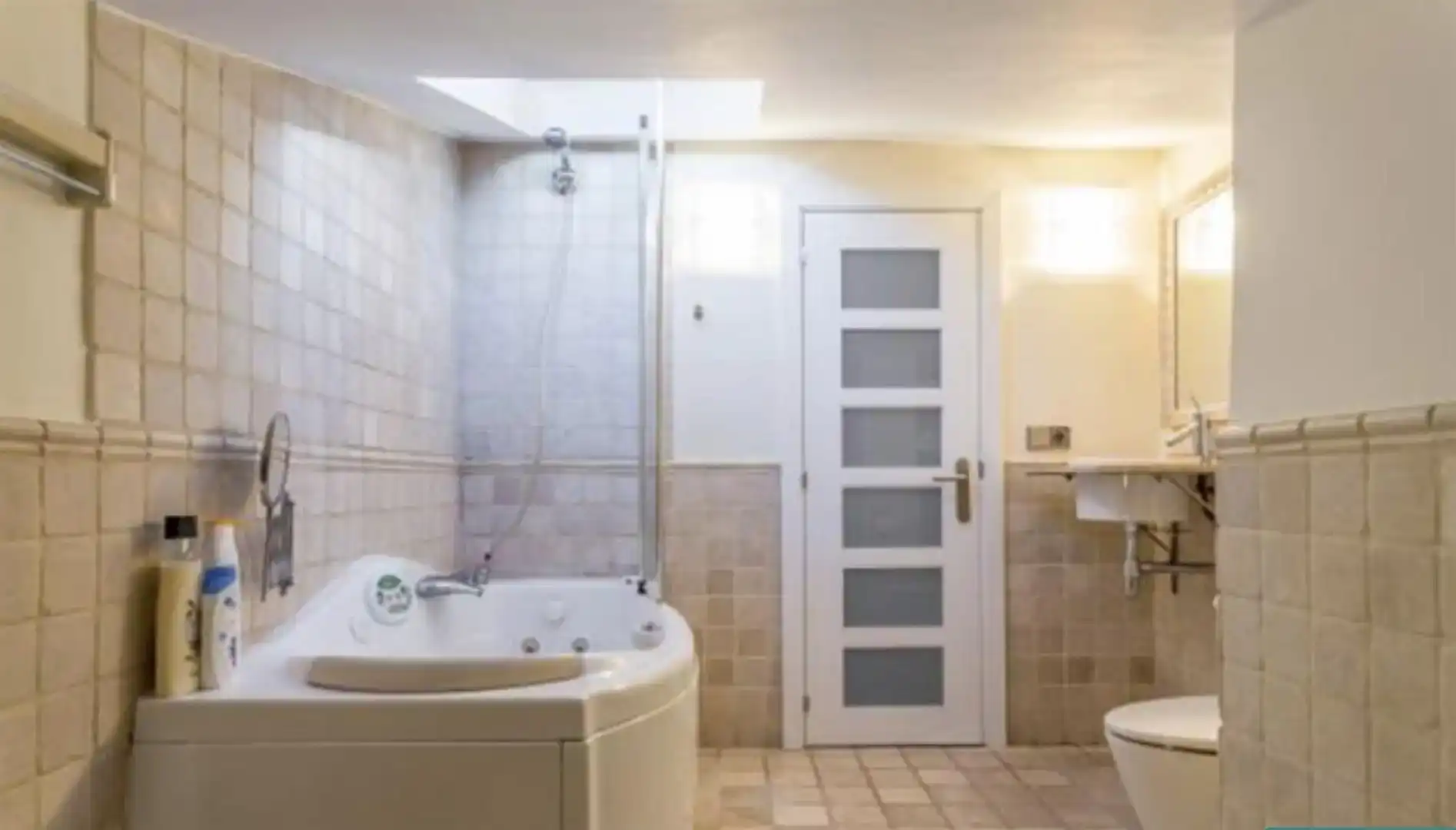 Bany de Apartament de lloguer en Madrid amb Aire condicionat, Parquet i Moblat