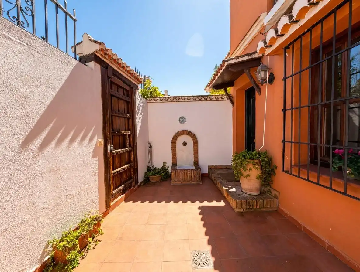 Vista exterior de Casa o xalet de lloguer en Granada amb Calefacció i Terrassa