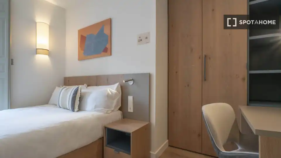 Bedroom of Houses for share in Madrid  with Air Conditioner, Terrace and Furnished