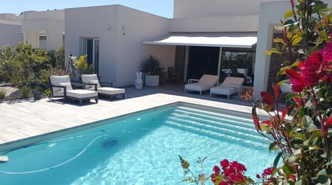 Exclusiva villa independiente con piscina privada a la venta en La Finca Golf Resort