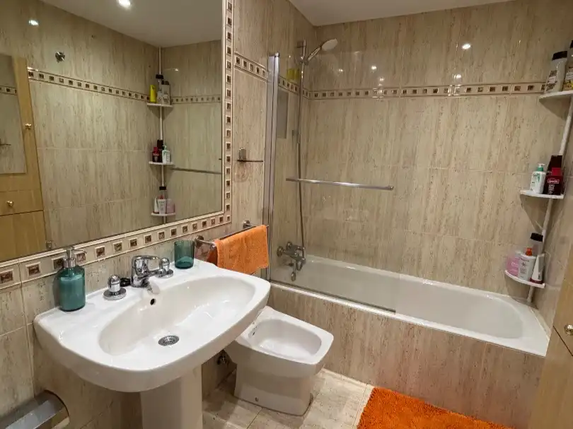 Badezimmer von Wohnung zur untervermieten in Madrid mit Klimaanlage, Heizung und Parkett