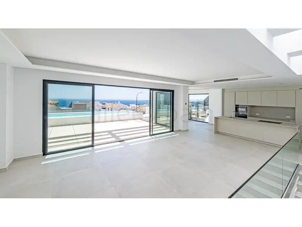 Sala d'estar de Casa o xalet en venda en Benalmádena amb Aire condicionat, Jardí privat i Terrassa