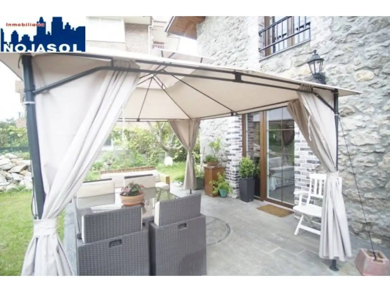 Terrasse von Einfamilien-Reihenhaus zur Miete in Noja mit Privatgarten, Parkett und Terrasse