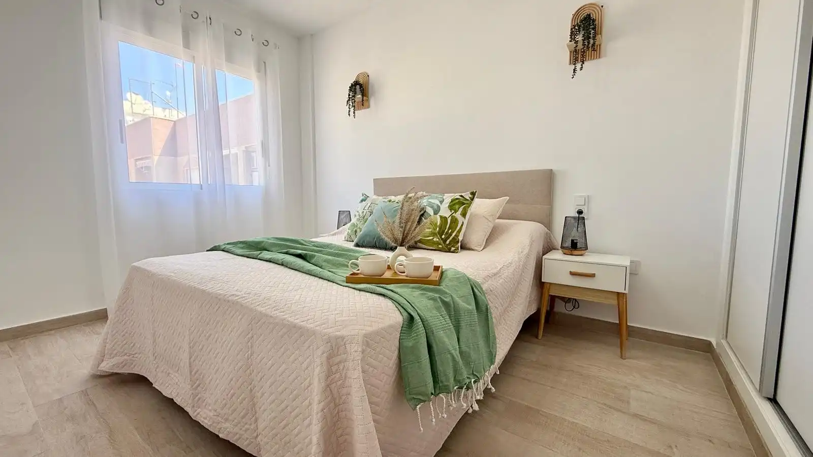 Habitación de Apartamento de alquiler en Torrevieja con Aire acondicionado, Calefacción y Terraza