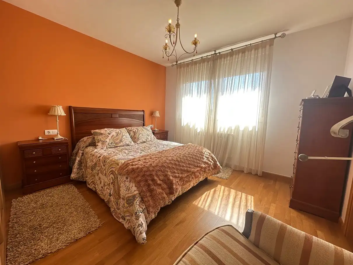 Habitación de Casa o chalet en venta en Santiago de Compostela  con Calefacción, Jardín privado y Parquet