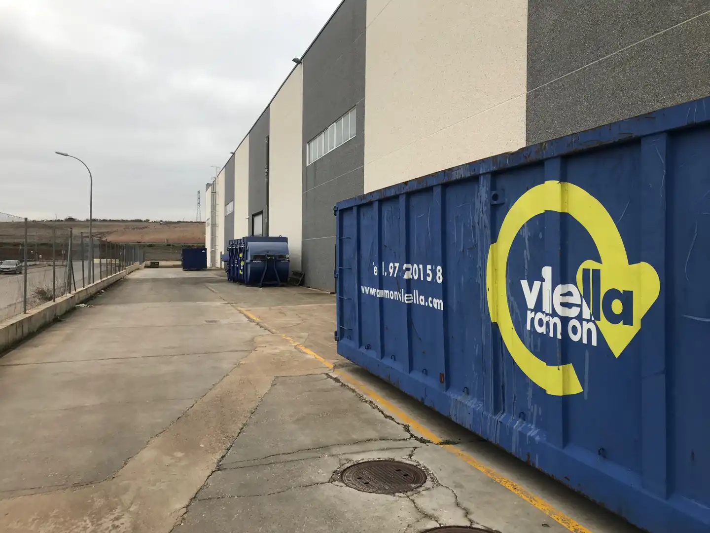 Vista exterior de Nau industrial de lloguer en Alovera amb Calefacció i Alarma