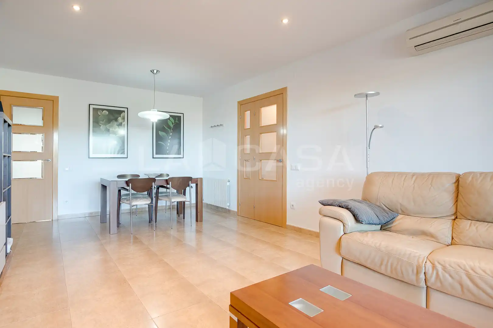 Sala d'estar de Casa o xalet en venda en Montornès del Vallès amb Aire condicionat, Calefacció i Jardí privat