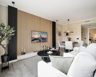 Sala d'estar de Apartament en venda en Marbella amb Aire condicionat, Terrassa i Moblat