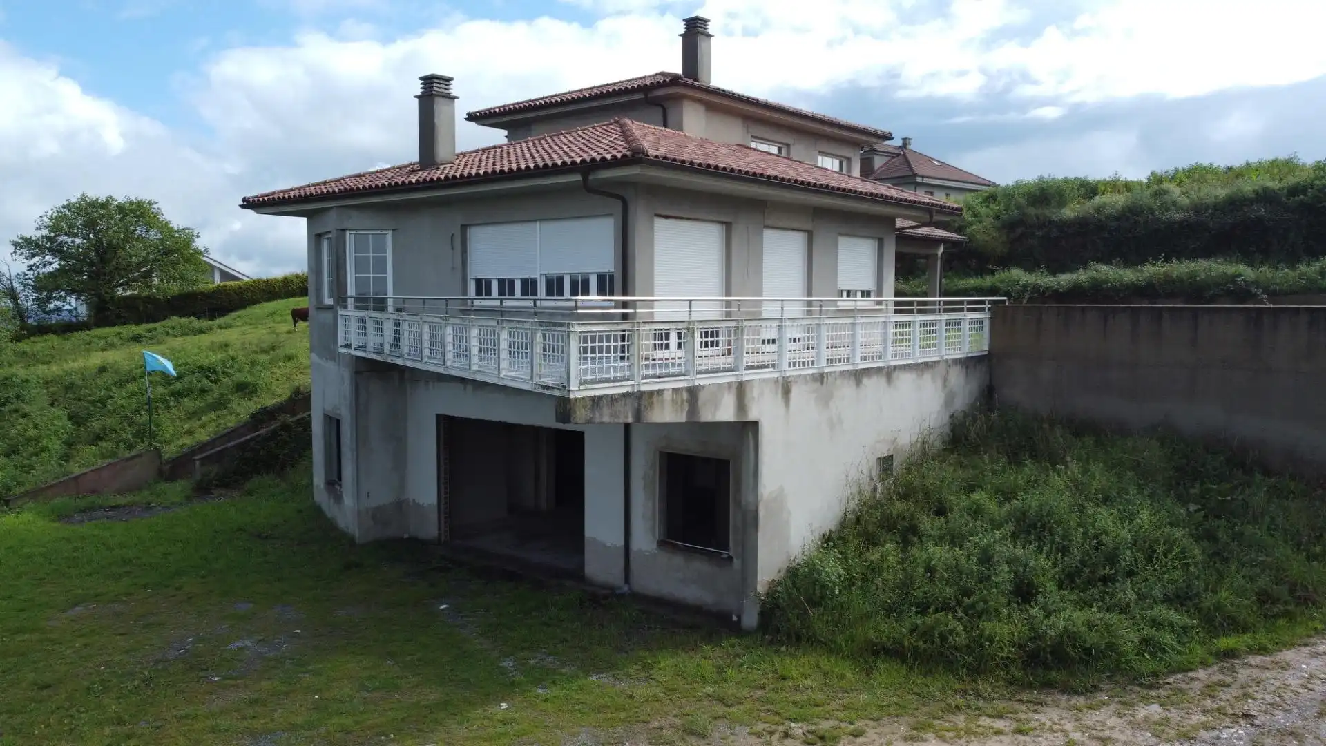 Vista exterior de Casa o xalet en venda en Oviedo  amb Jardí privat, Terrassa i Balcó