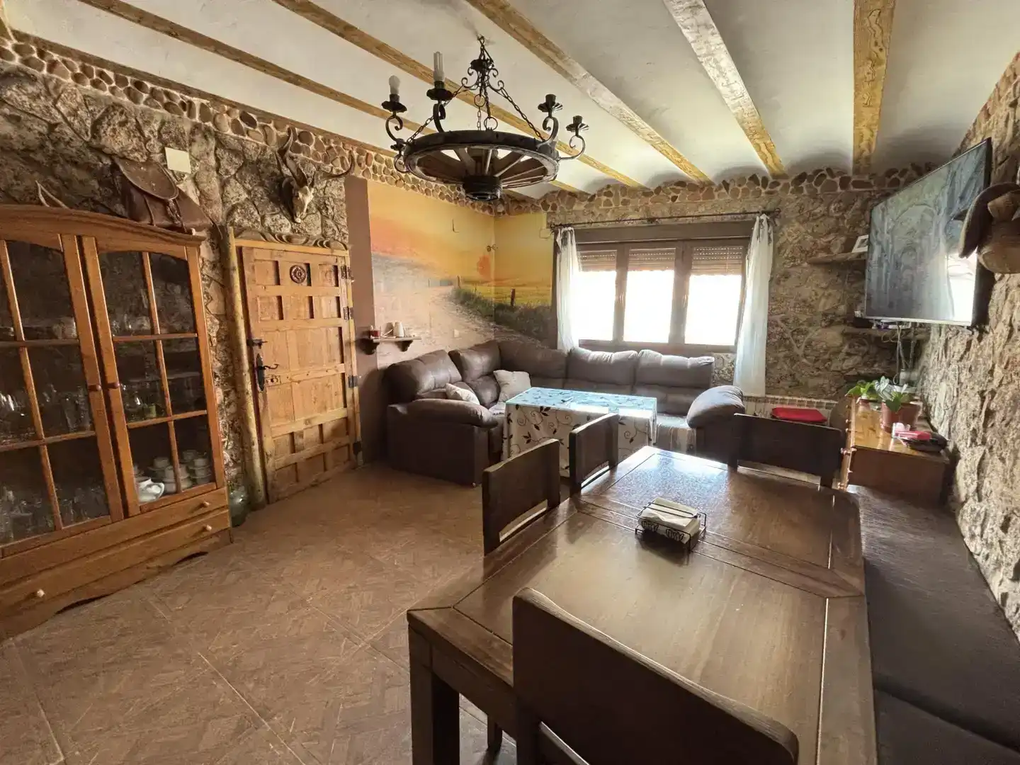 Sala d'estar de Casa adosada en venda en Robledo amb Parquet, Traster i Moblat