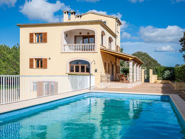 Casa rústica con balcón en venta en Carrer Rafal, D'es 50