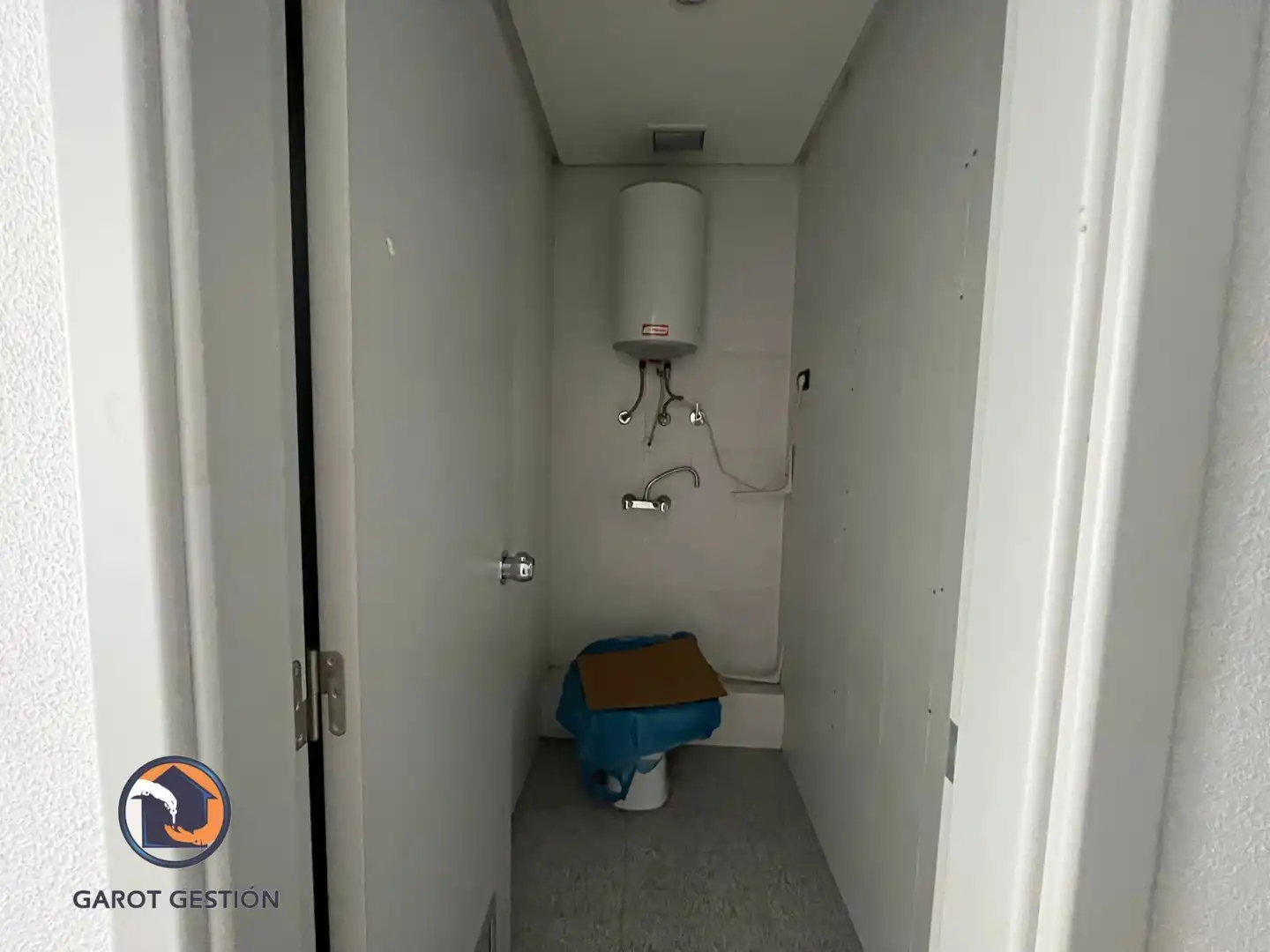 Bathroom of Commercial properties for sale in San Fernando de Henares  with Air Conditioner and Internet