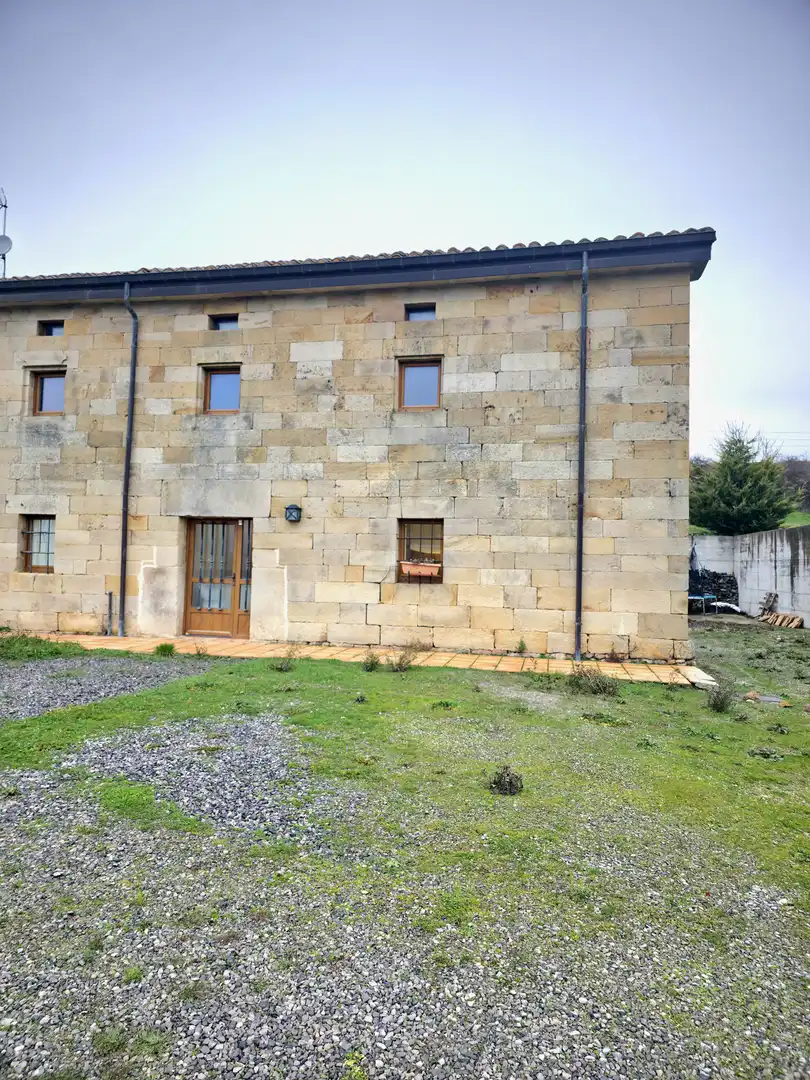Vista exterior de Casa o xalet en venda en Aguilar de Campoo amb Calefacció, Jardí privat i Moblat