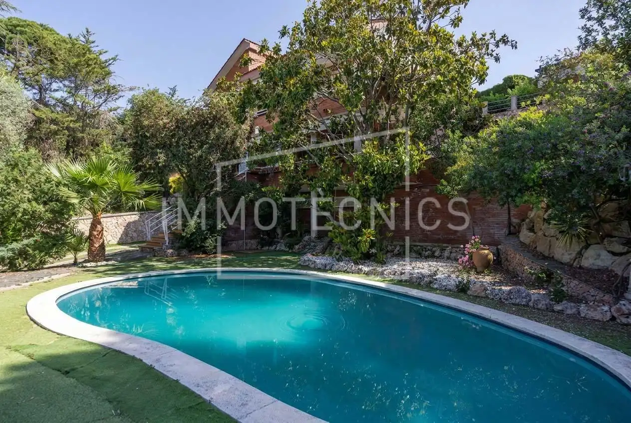 Piscina de Casa o xalet en venda en Arenys de Munt amb Aire condicionat, Calefacció i Jardí privat