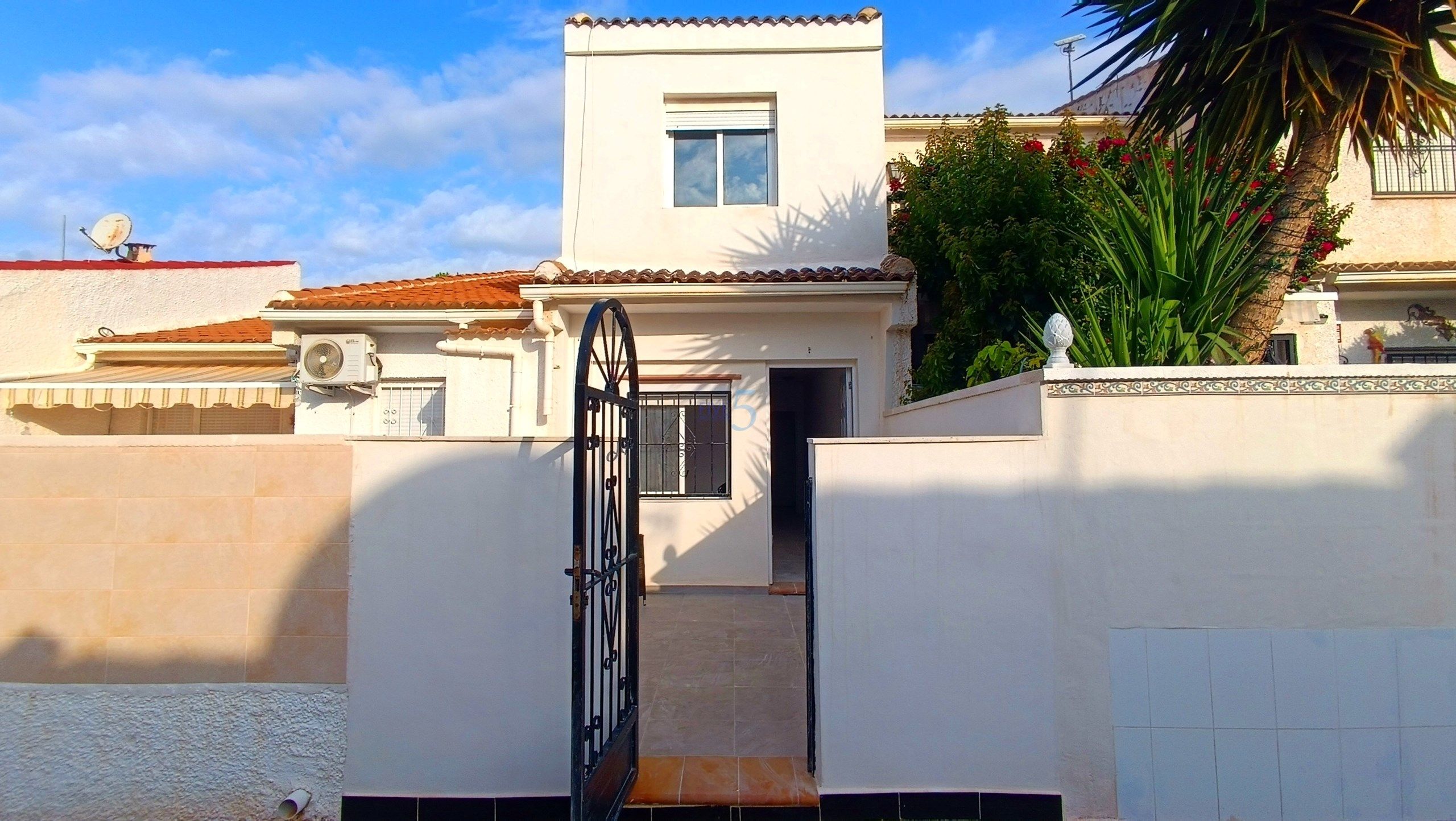 Vista exterior de Casa adosada en venda en Torrevieja amb Terrassa, Piscina i Balcó