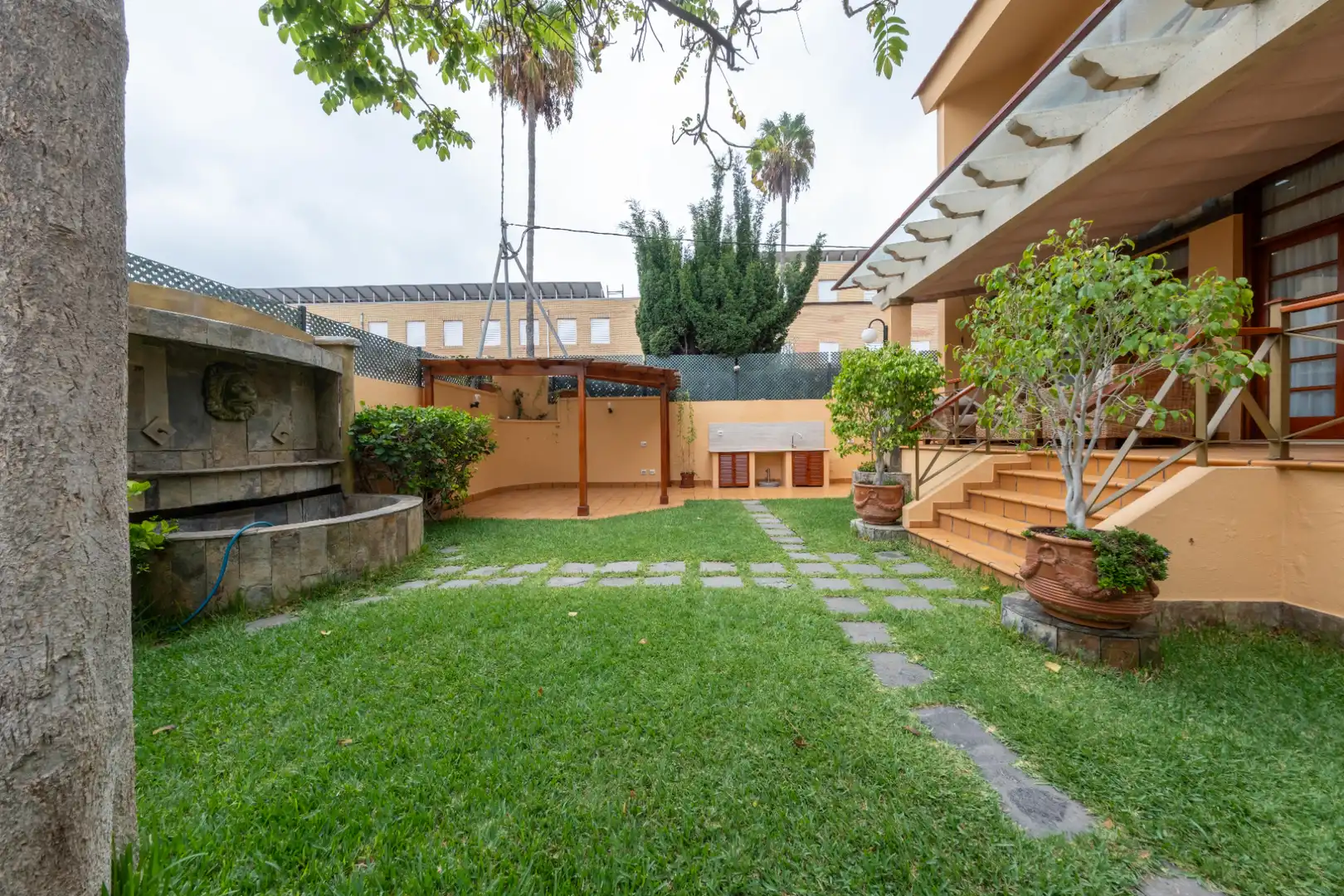 Casa aparellada amb terrassa en venda a Calle Pío XII 39, imagen 3