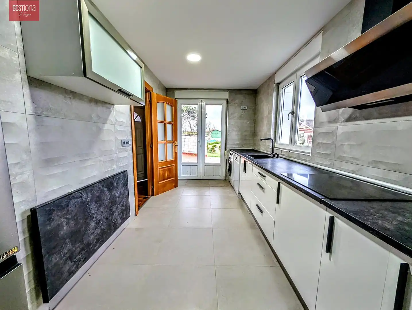 Cuina de Casa o xalet en venda en Bareyo amb Jardí privat, Terrassa i Balcó