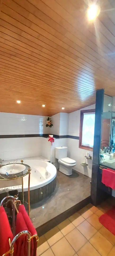 Bany de Casa o xalet en venda en La Seu d'Urgell amb Calefacció