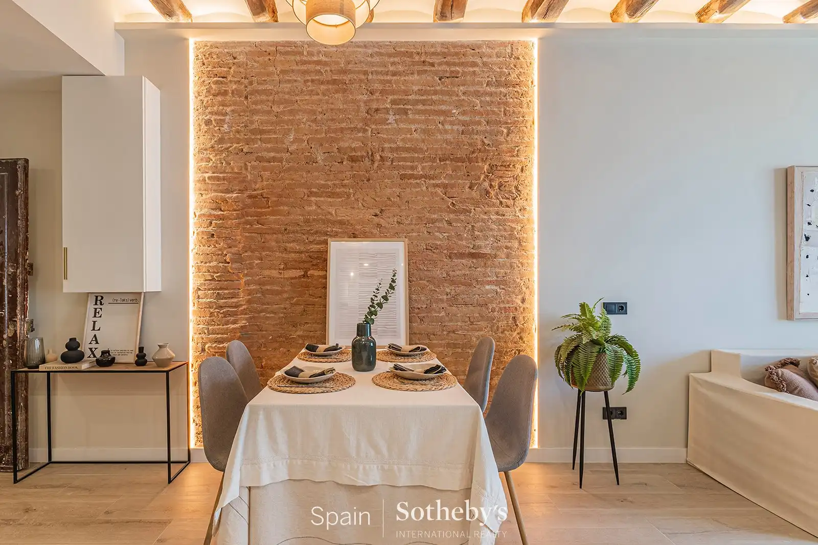 Menjador de Apartament en venda en Barcelona amb Aire condicionat, Calefacció i Terrassa